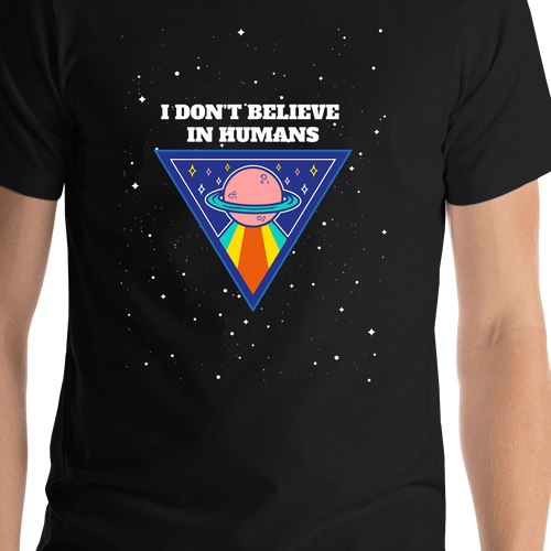 Aliens / UFO T-Shirt - Black - I Don't Believe In Humans - Shirt Close-Up View