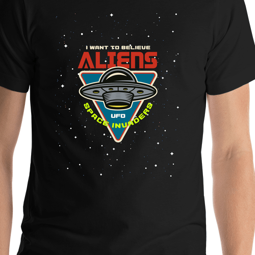 Aliens / UFO T-Shirt - Black - I Want To Believe - Shirt Close-Up View